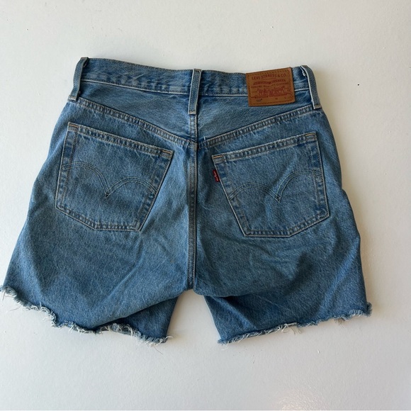 Levi mid wash denim jean shorts - Picture 2 of 5